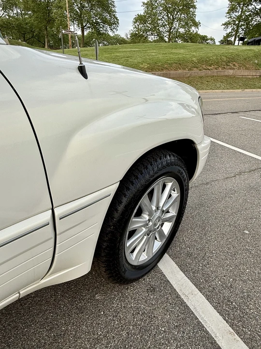 2001 Lexus LX 2nd Gen - Image 30 of 31