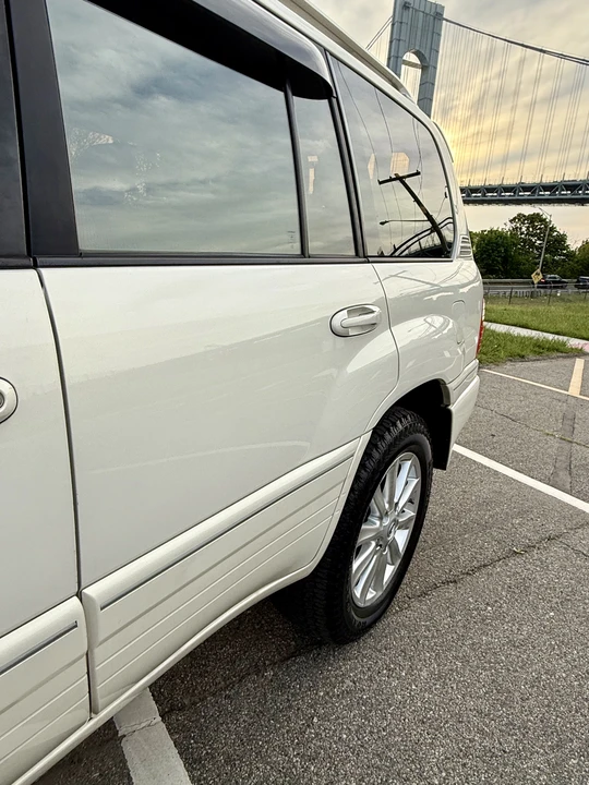 2001 Lexus LX 2nd Gen - Image 17 of 31
