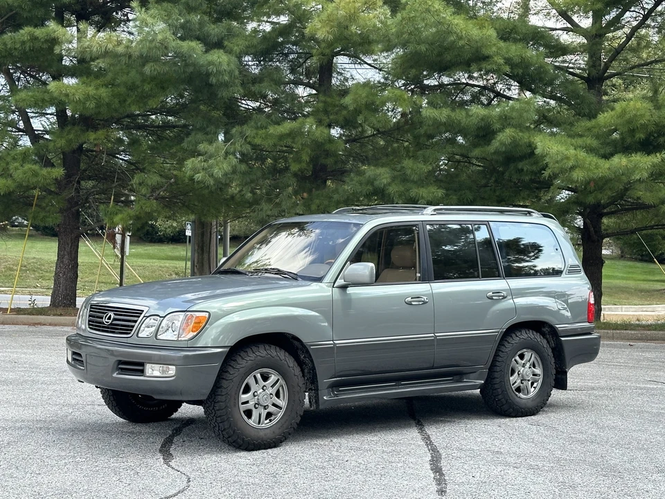 2001 Lexus LX 2nd Gen - Image 2 of 31