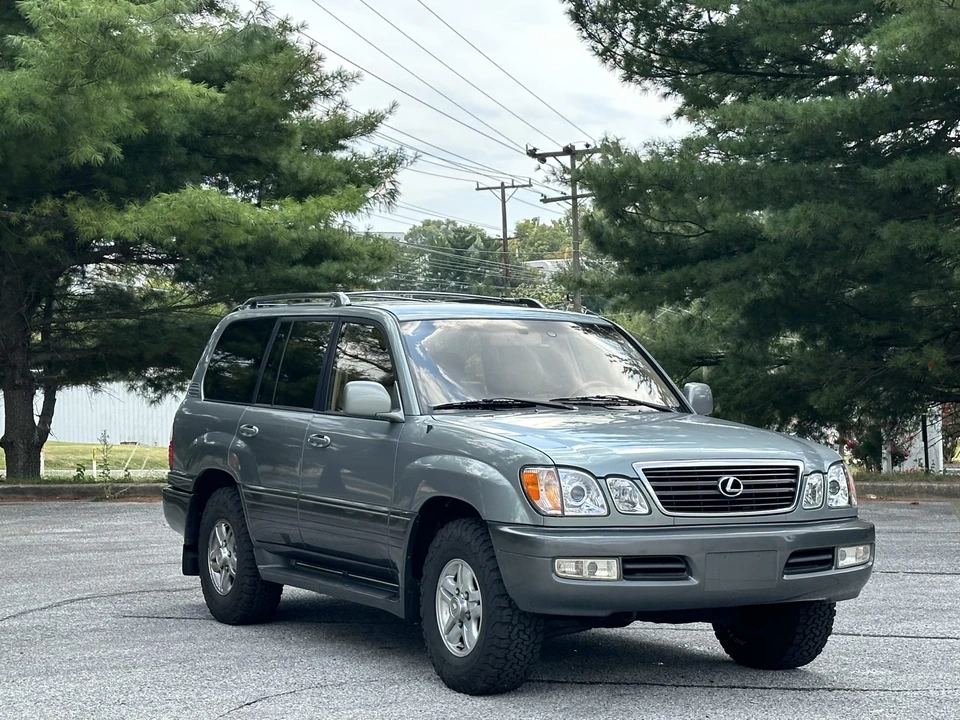 2001 Lexus LX 2nd Gen - Image 9 of 31