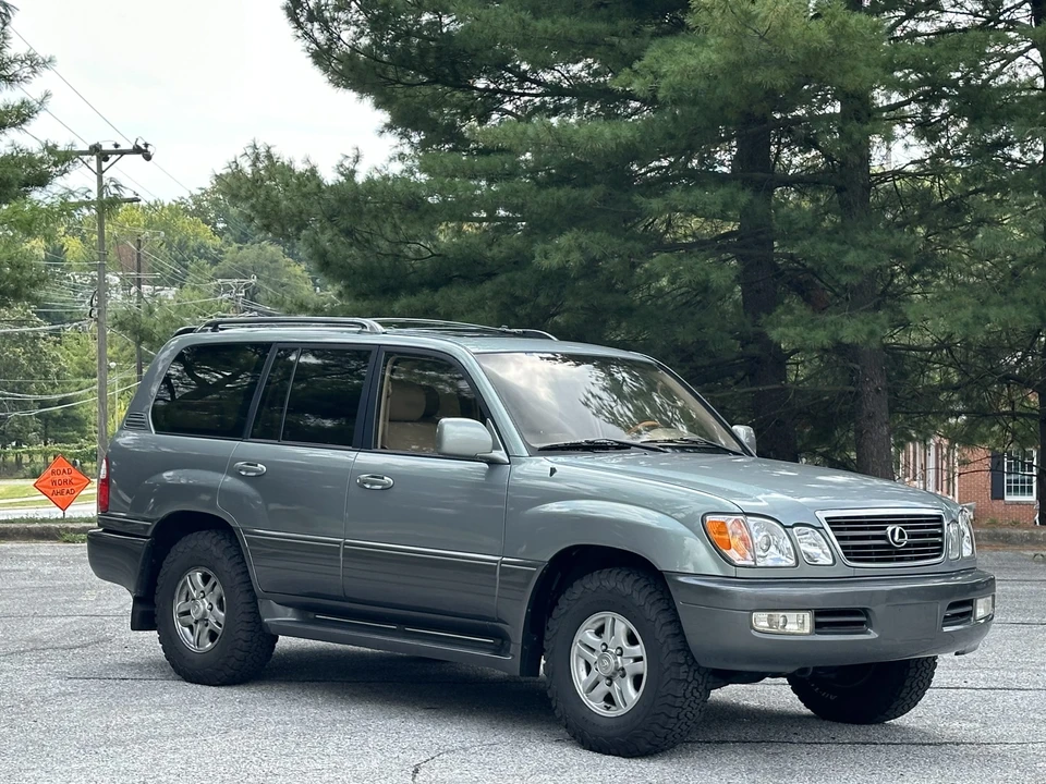 2001 Lexus LX 2nd Gen - Image 10 of 31