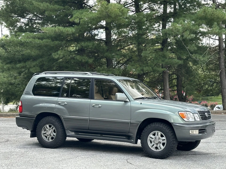 2001 Lexus LX 2nd Gen - Image 11 of 31