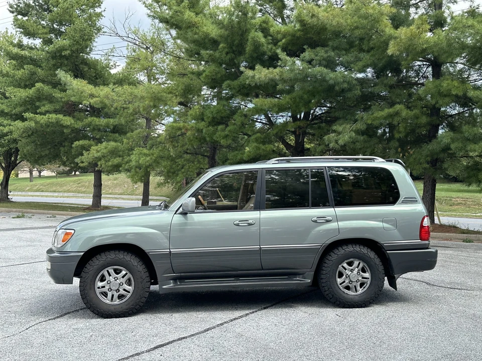 2001 Lexus LX 2nd Gen - Image 18 of 31