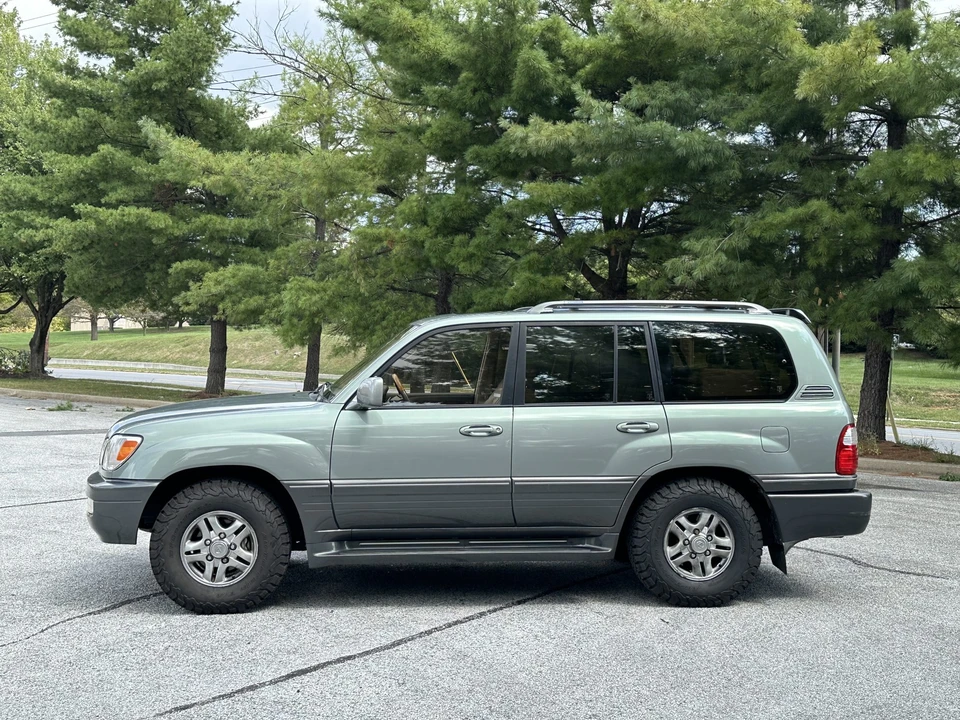 2001 Lexus LX 2nd Gen - Image 17 of 31