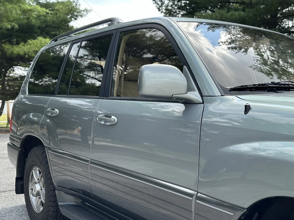 2001 Lexus LX 2nd Gen - Image 19 of 31