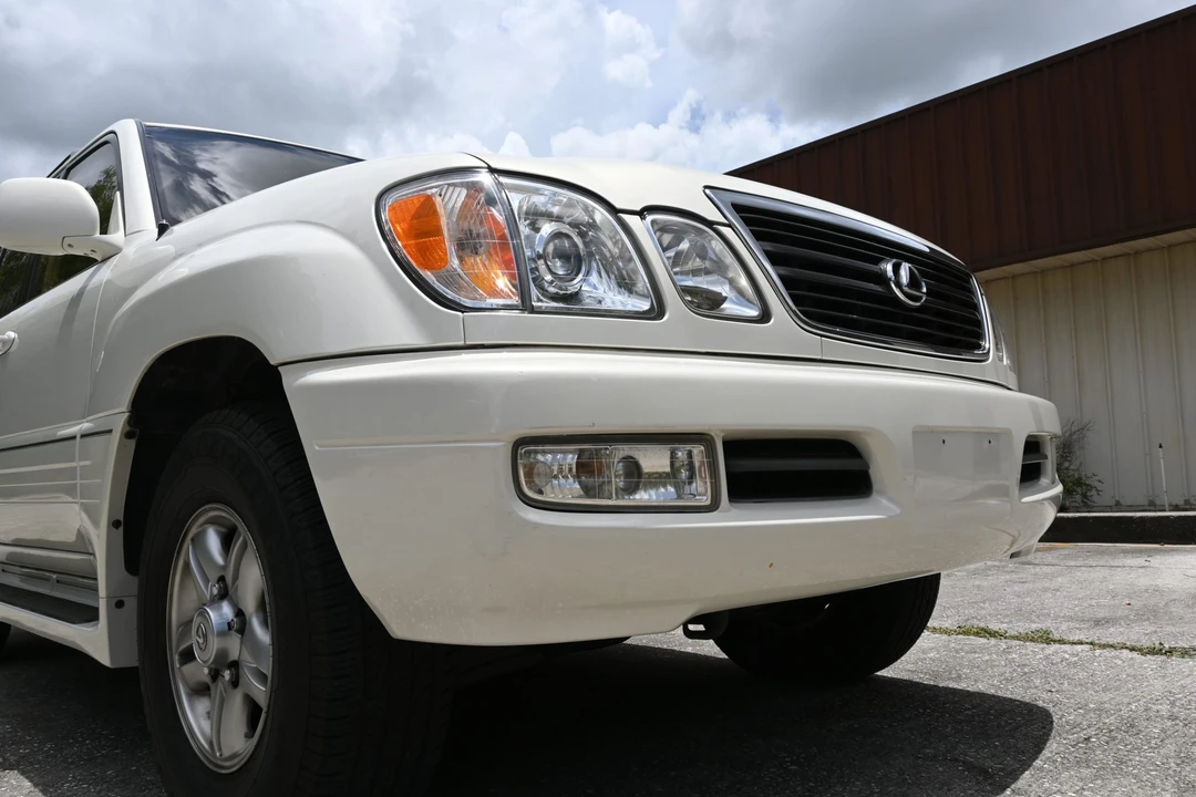 2001 Lexus LX 2nd Gen - Image 19 of 31