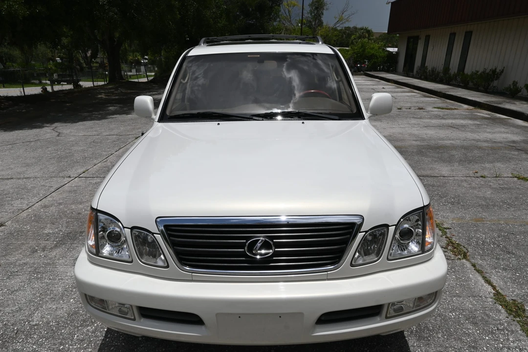 2001 Lexus LX 2nd Gen - Image 17 of 31