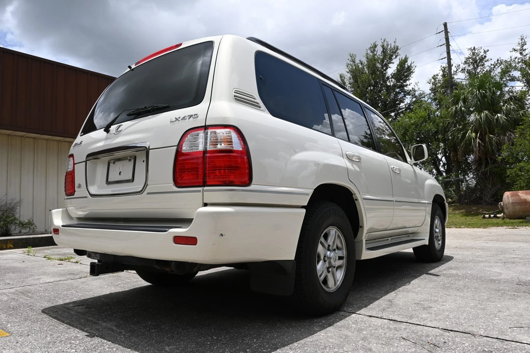 2001 Lexus LX 2nd Gen - Image 10 of 31