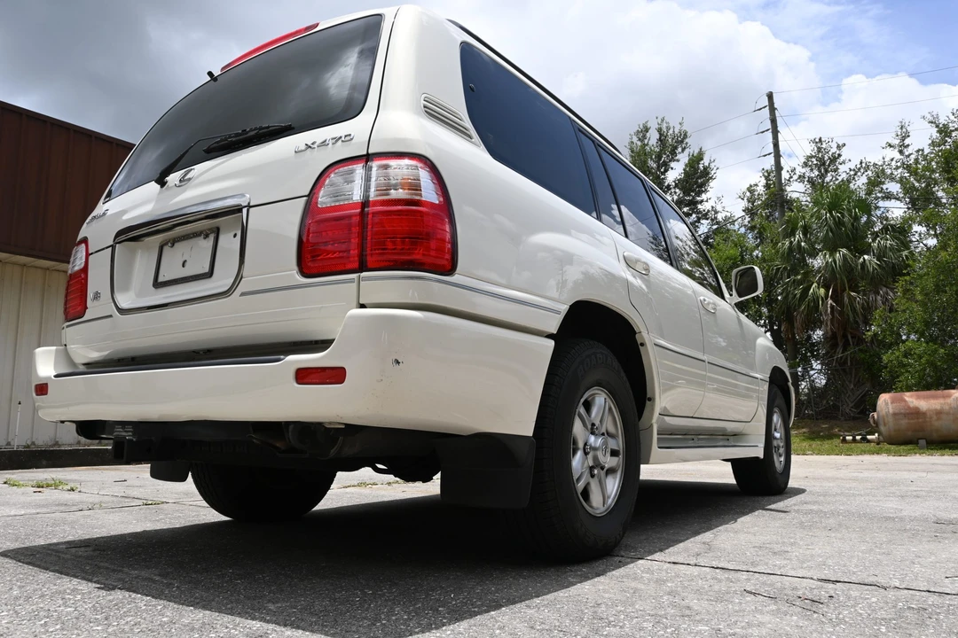 2001 Lexus LX 2nd Gen - Image 11 of 31