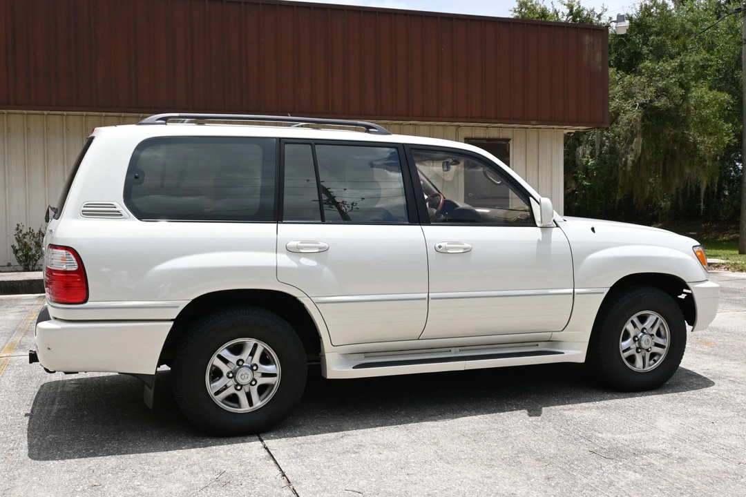 2001 Lexus LX 2nd Gen - Image 13 of 31