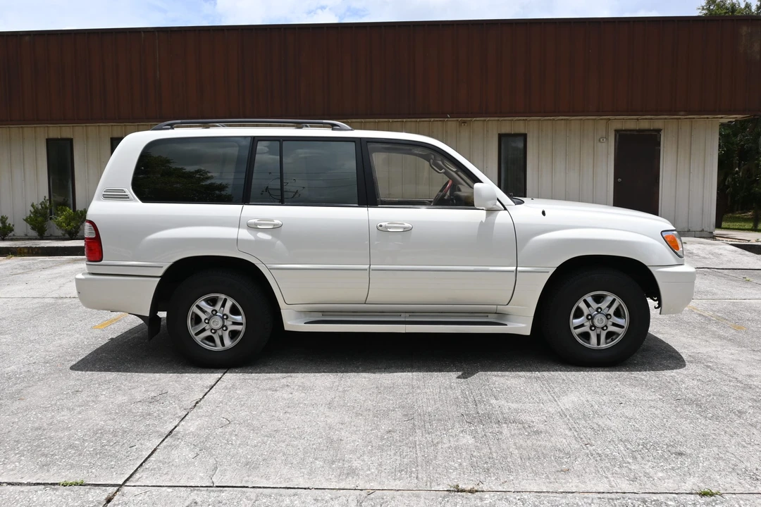 2001 Lexus LX 2nd Gen - Image 14 of 31