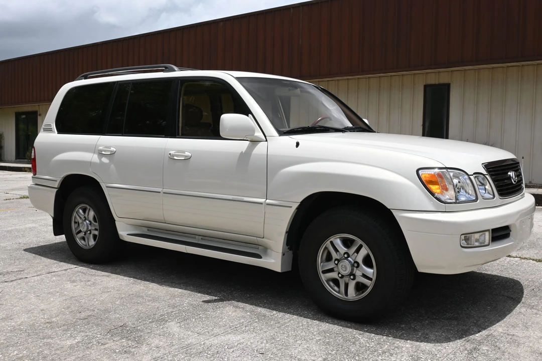 2001 Lexus LX 2nd Gen - Image 15 of 31