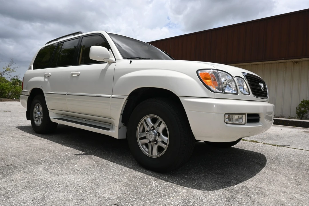 2001 Lexus LX 2nd Gen - Image 16 of 31