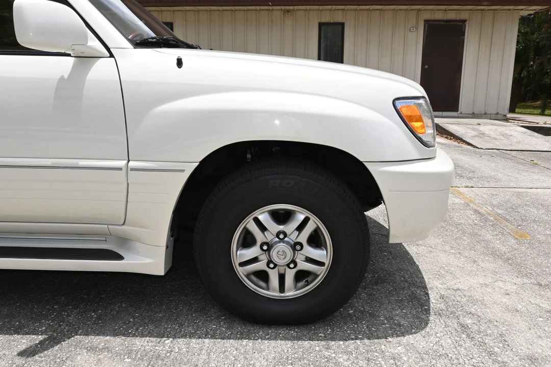 2001 Lexus LX 2nd Gen - Image 25 of 31