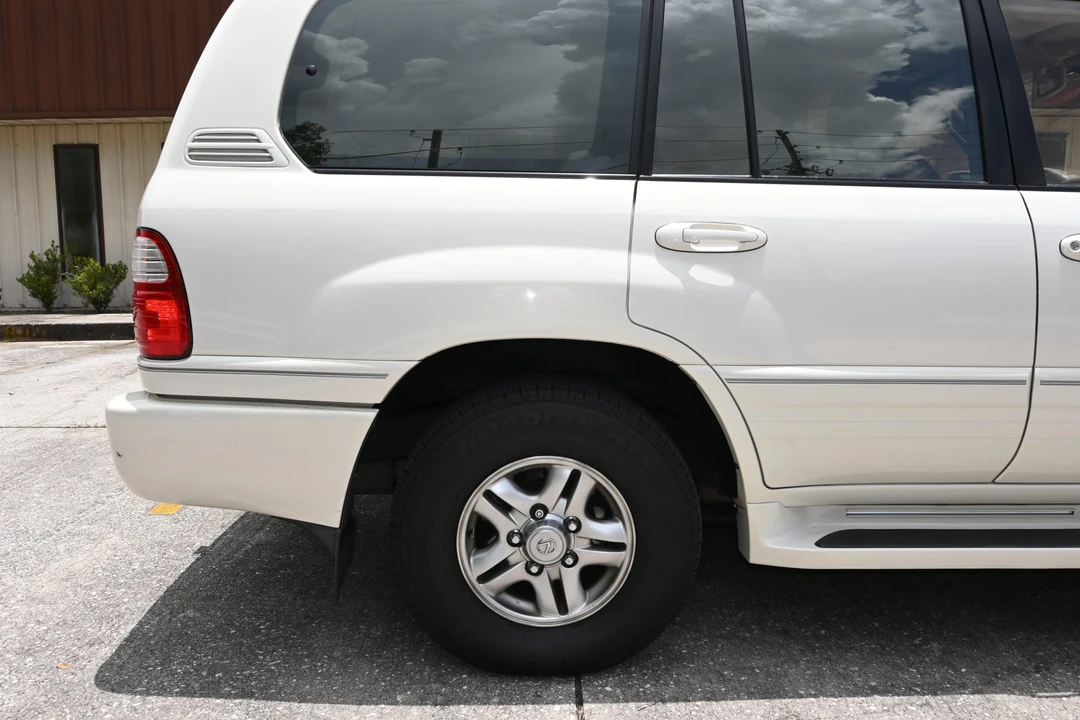 2001 Lexus LX 2nd Gen - Image 23 of 31