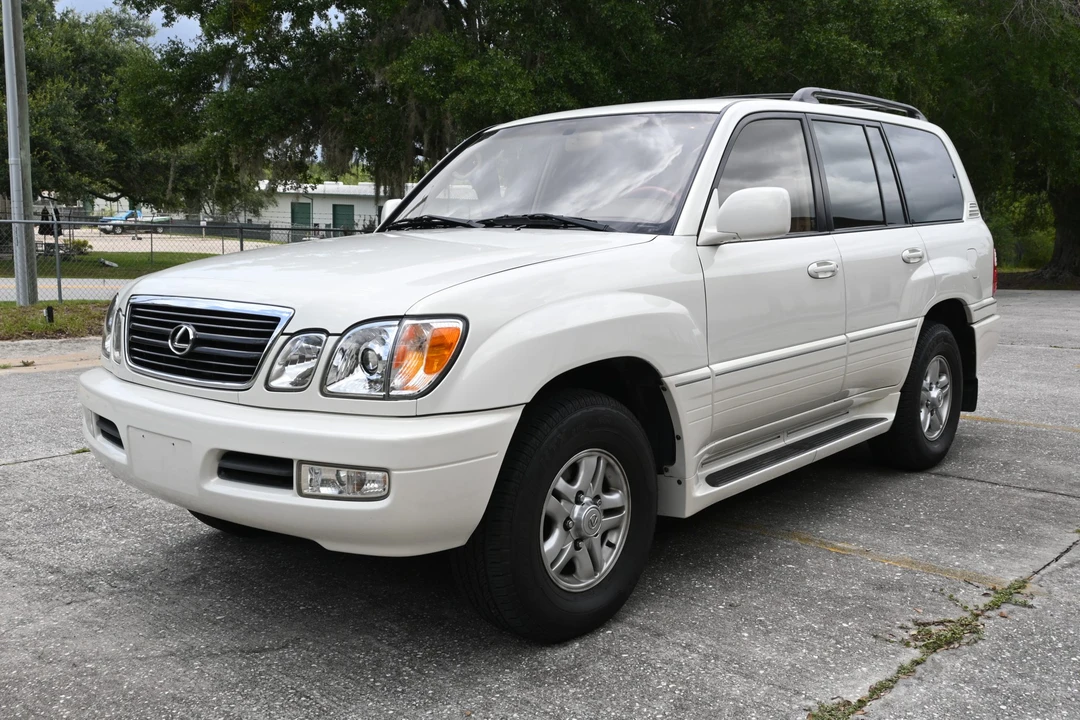 2001 Lexus LX 2nd Gen - Image 3 of 31