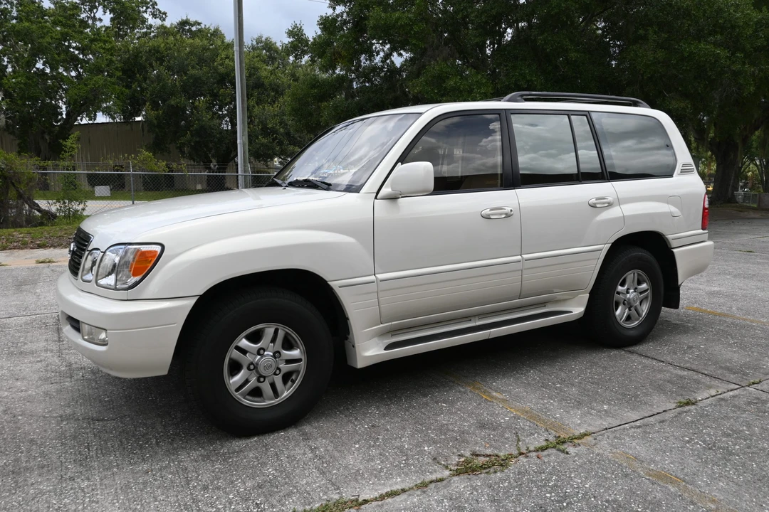 2001 Lexus LX 2nd Gen - Image 4 of 31