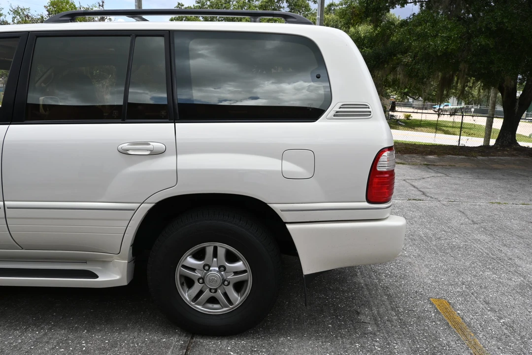 2001 Lexus LX 2nd Gen - Image 28 of 31