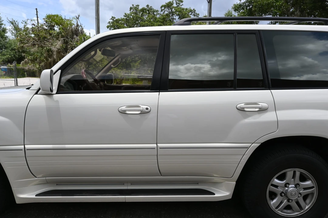 2001 Lexus LX 2nd Gen - Image 27 of 31