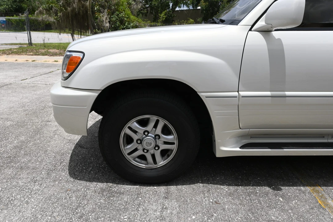 2001 Lexus LX 2nd Gen - Image 26 of 31