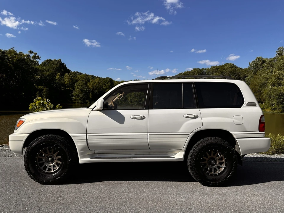 2001 Lexus LX 2nd Gen - Image 11 of 31