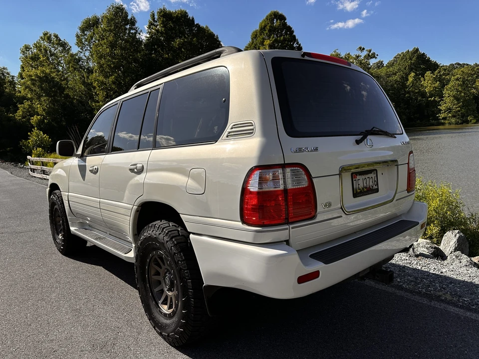 2001 Lexus LX 2nd Gen - Image 17 of 31