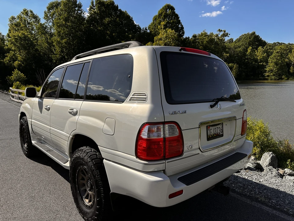 2001 Lexus LX 2nd Gen - Image 15 of 31