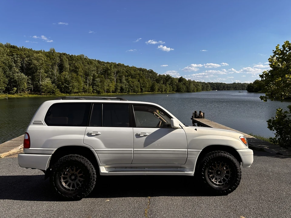 2001 Lexus LX 2nd Gen - Image 30 of 31