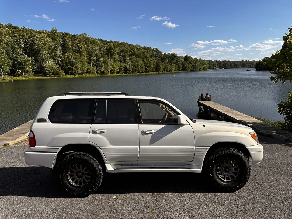 2001 Lexus LX 2nd Gen - Image 29 of 31