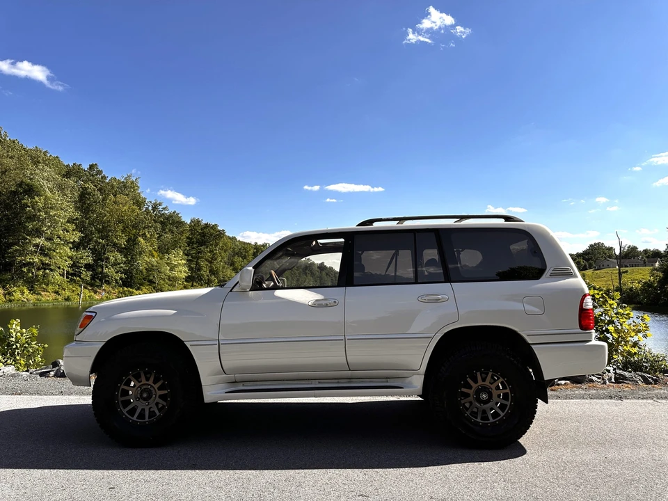 2001 Lexus LX 2nd Gen - Image 10 of 31
