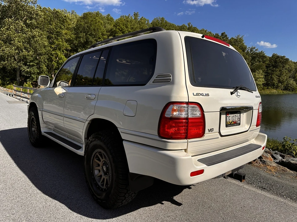 2001 Lexus LX 2nd Gen - Image 16 of 31