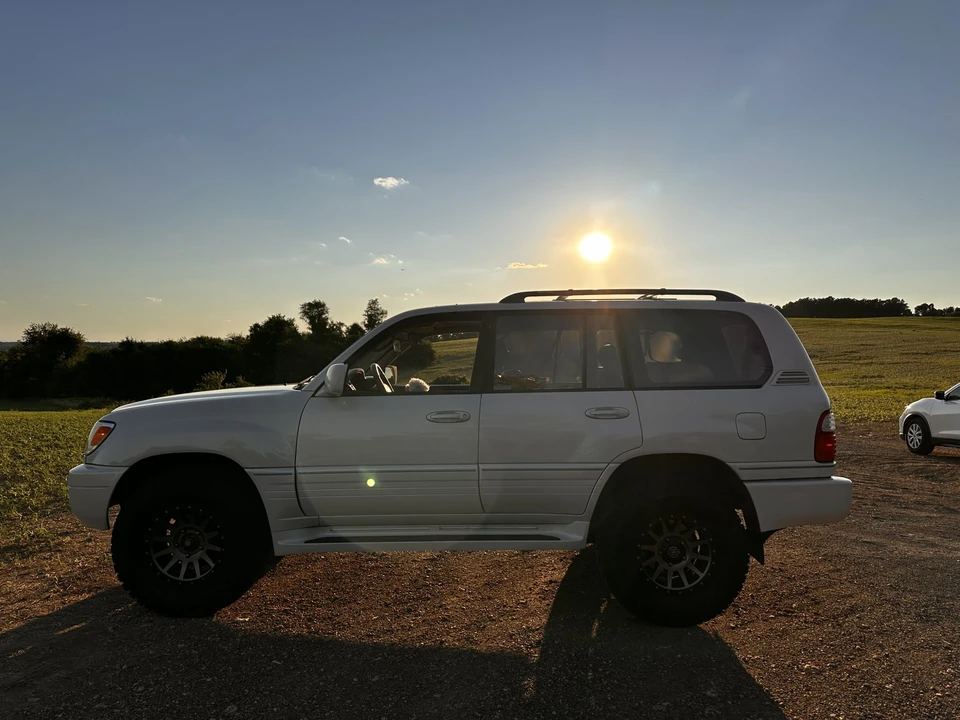 2001 Lexus LX 2nd Gen - Image 12 of 31