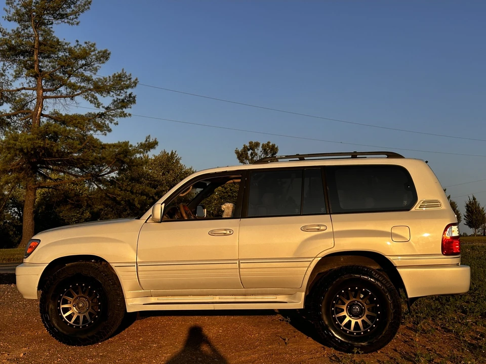 2001 Lexus LX 2nd Gen - Image 13 of 31