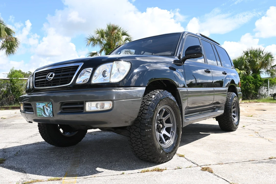 2001 Lexus LX 2nd Gen - Image 9 of 31