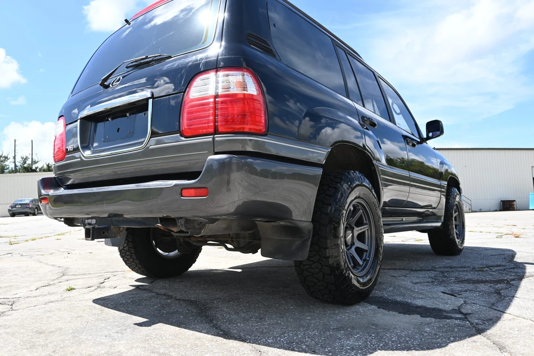 2001 Lexus LX 2nd Gen - Image 29 of 31