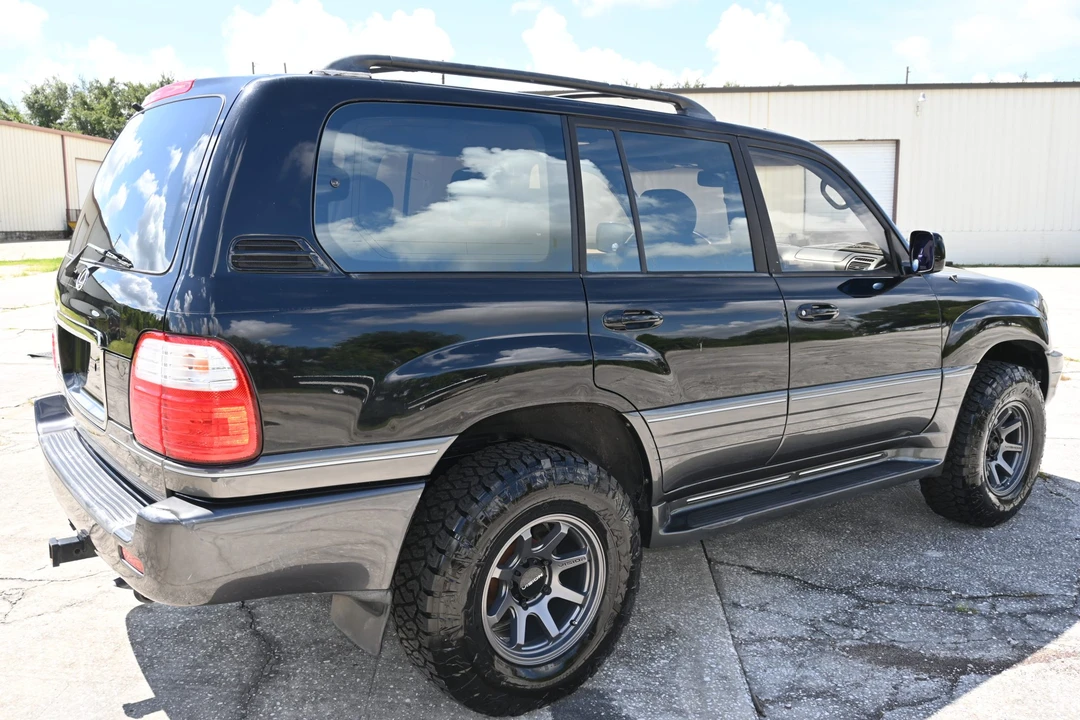 2001 Lexus LX 2nd Gen - Image 26 of 31