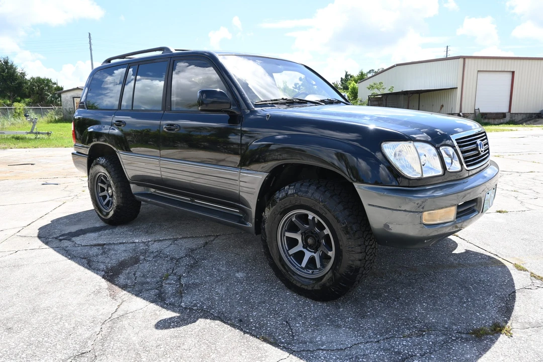 2001 Lexus LX 2nd Gen - Image 18 of 31