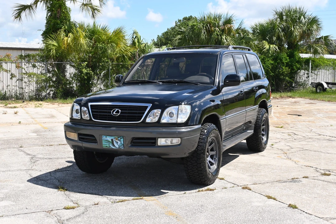 2001 Lexus LX 2nd Gen - Image 11 of 31