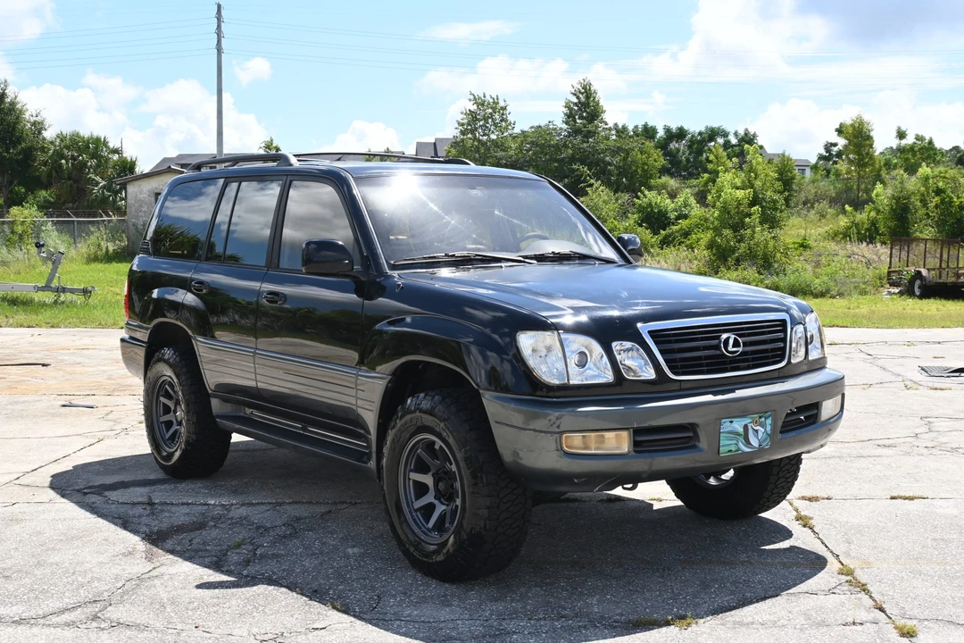 2001 Lexus LX 2nd Gen - Image 17 of 31