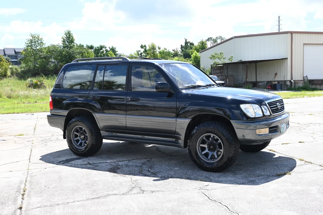 2001 Lexus LX 2nd Gen - Image 19 of 31