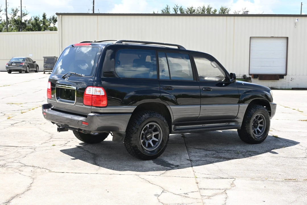 2001 Lexus LX 2nd Gen - Image 25 of 31