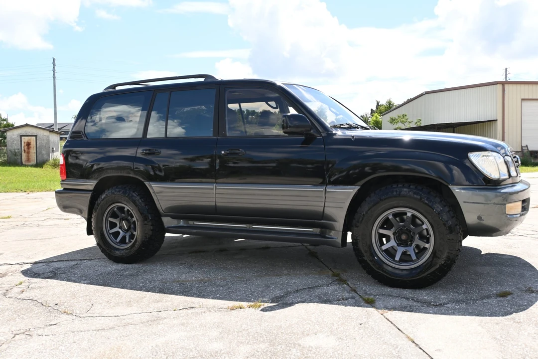 2001 Lexus LX 2nd Gen - Image 21 of 31