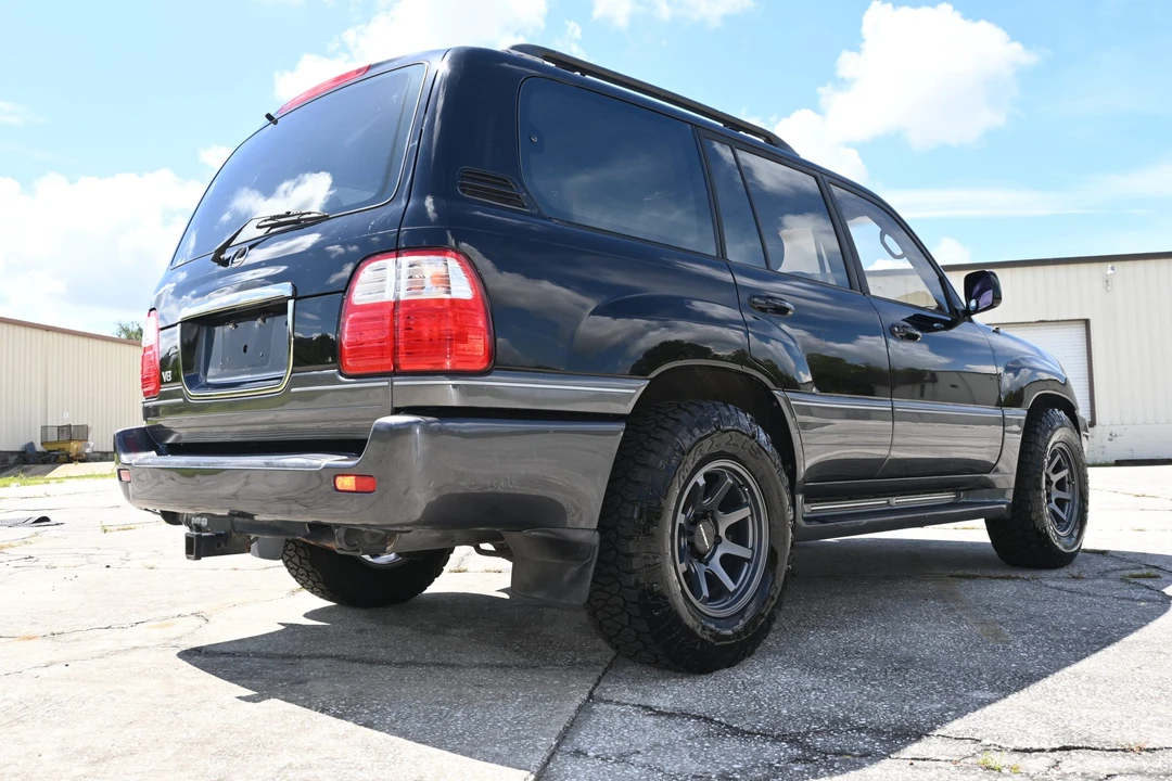 2001 Lexus LX 2nd Gen - Image 28 of 31