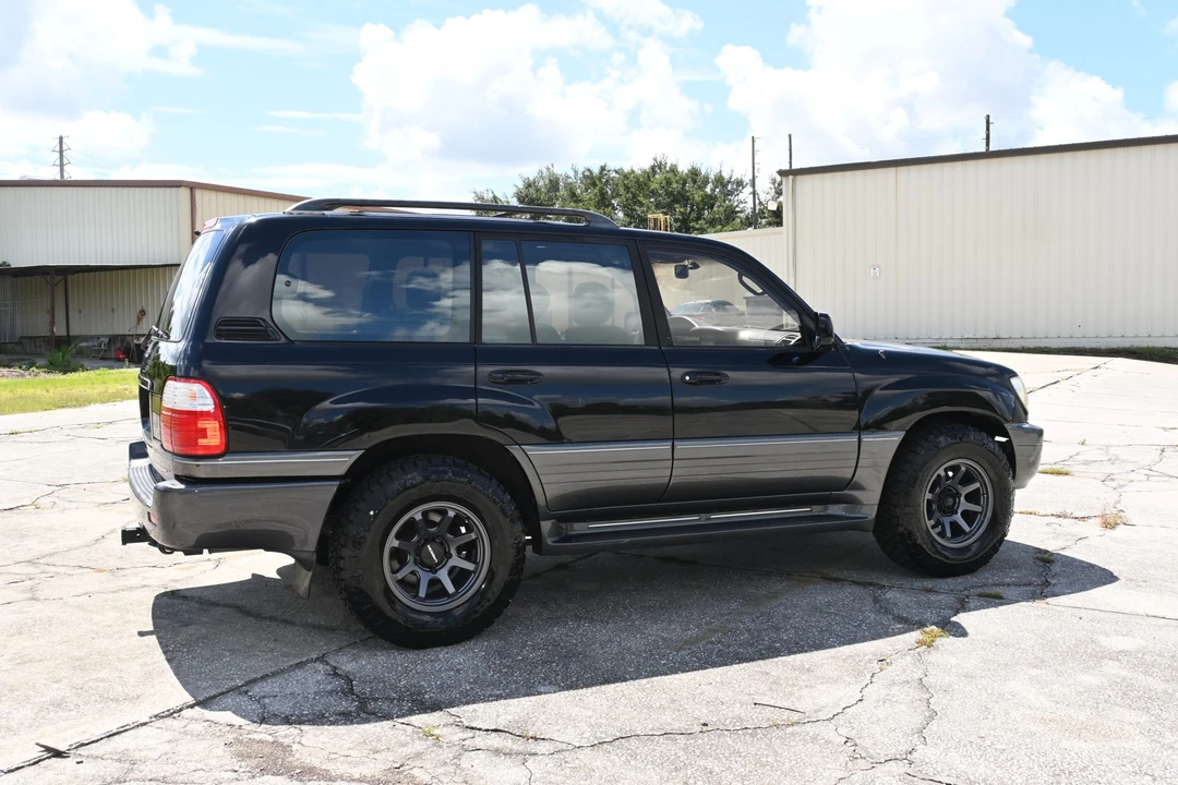 2001 Lexus LX 2nd Gen - Image 23 of 31