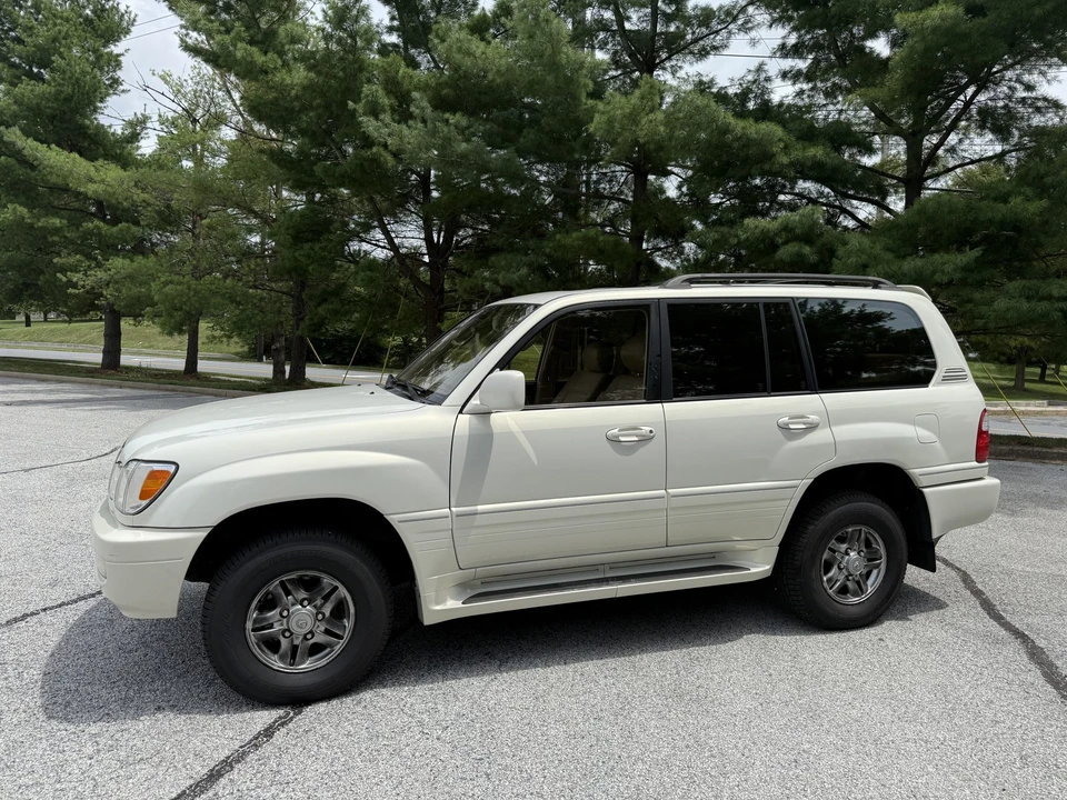 2001 Lexus LX 2nd Gen - Image 15 of 31