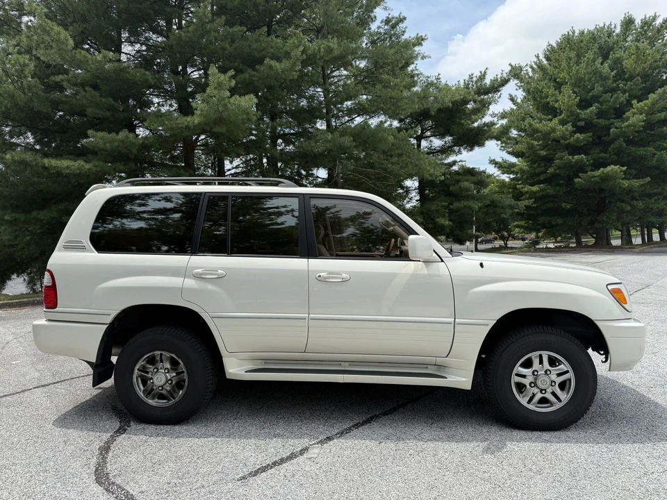 2001 Lexus LX 2nd Gen - Image 7 of 31