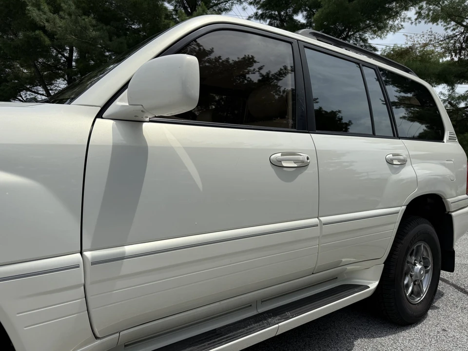 2001 Lexus LX 2nd Gen - Image 18 of 31