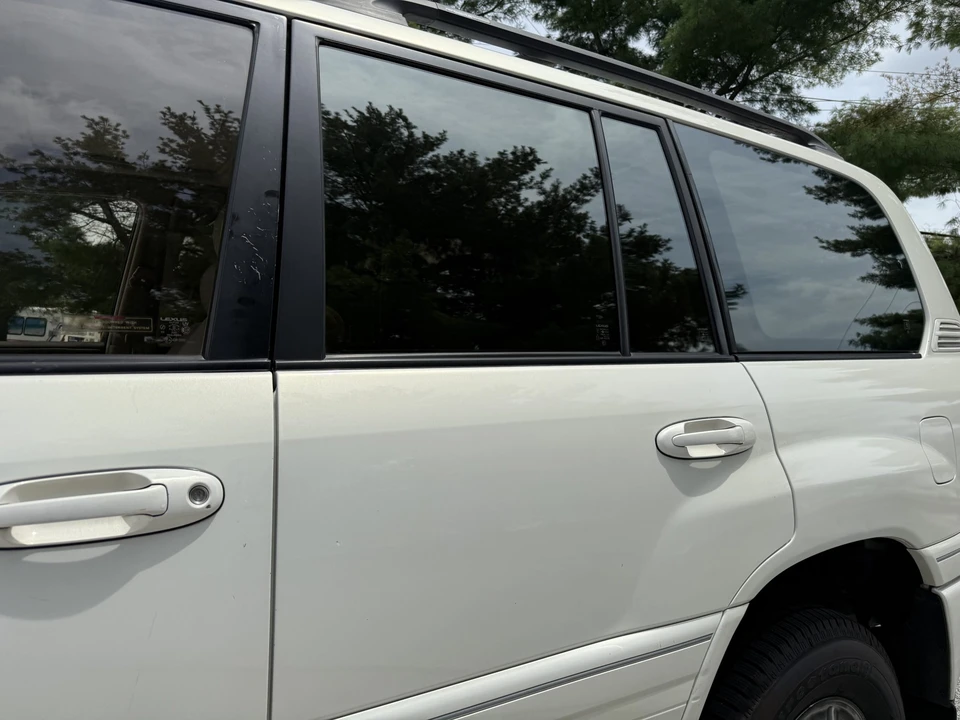 2001 Lexus LX 2nd Gen - Image 21 of 31