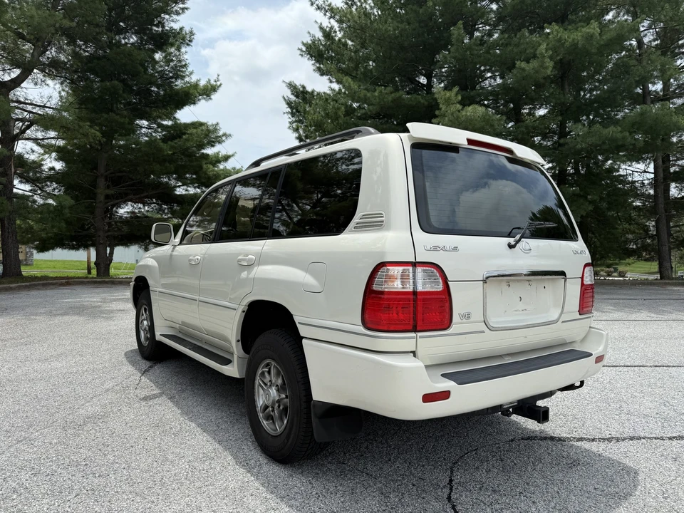 2001 Lexus LX 2nd Gen - Image 11 of 31