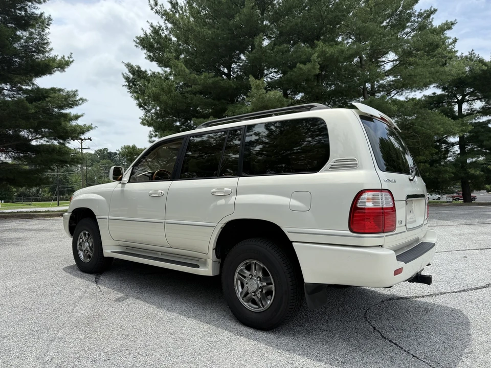 2001 Lexus LX 2nd Gen - Image 12 of 31